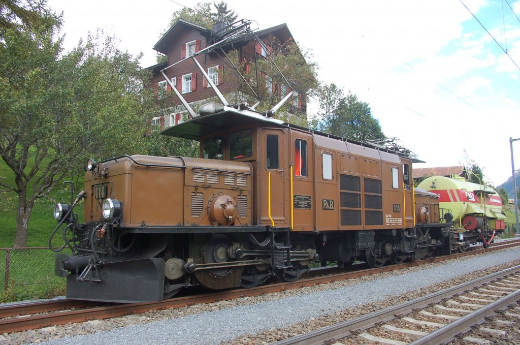 3.10.2010. Nun ist auch der Lschzug am vorlufigen Ziel Sumvitg im Bndner Oberland angekommen. Das Krokodil mit einem Zisternenwagen voll Wasser. Was die Dampflokomotive mit Funken aus ihrem Kamin in Brand steckt, wird mit diesem Wasser (meist) wieder gelscht.