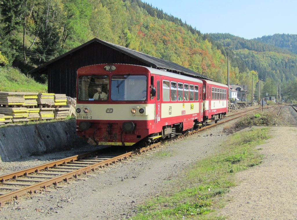 3.10.2011 14:07 ČD 810 669-2 mit einem Btax Wagen als Personenzug (Os) aus Sokolov nach Kraslice bei der Einfahrt in den Bahnhof Olov.