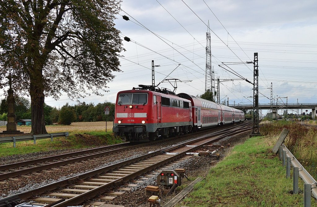 3.10.2012 Ein RE7 Zug gezogen von der 111 156 ist hier beim Industriegebiet Kohnacker bei Nievenheim zu sehen.