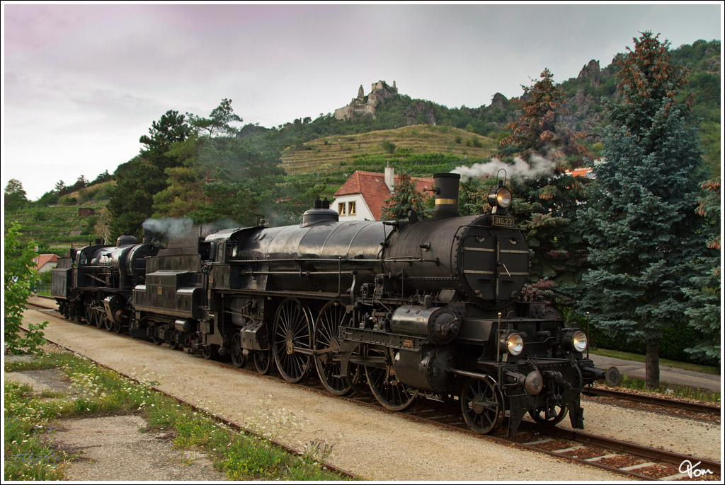 310.23 & 109.13 stehen im Bahnhof D�rnstein-Oberloiben.  
22.8.2012