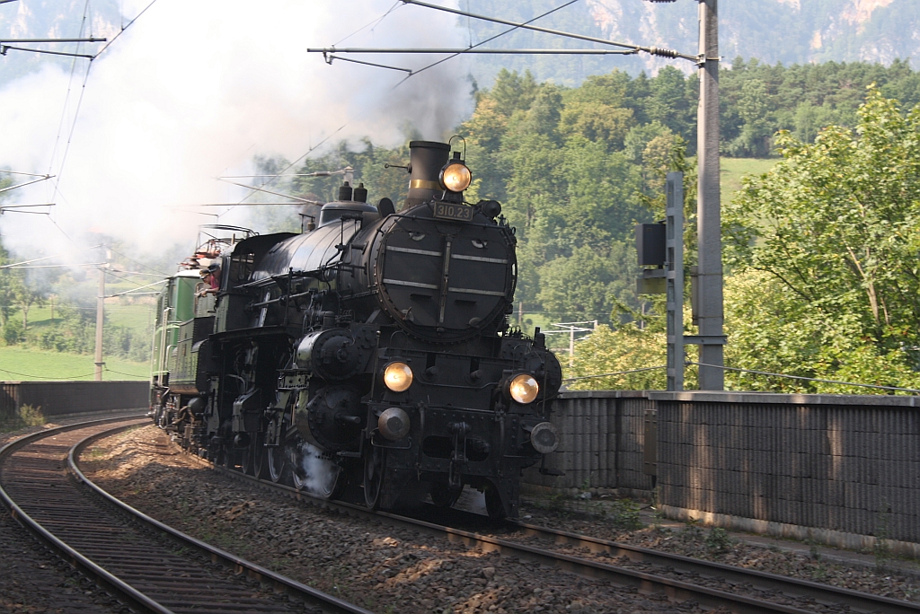 310.23 und 1040.01 haben am 02.Sept. 2012 den Schwarzaviadukt beim Bf. Payerbach-Reichenau berquert.