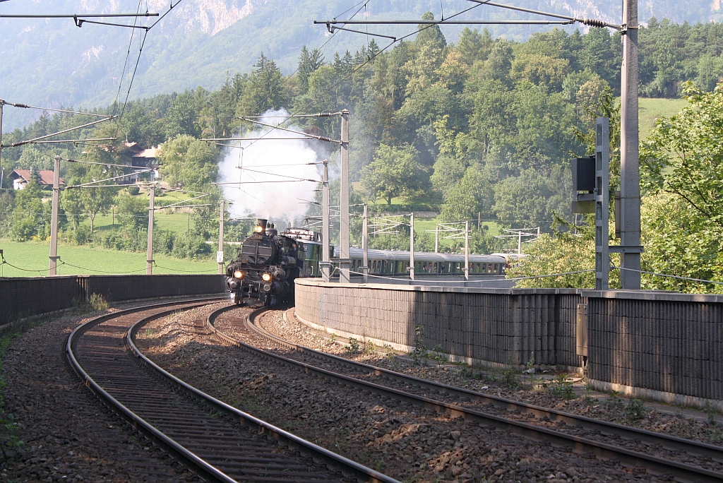 310.23 und 1040.01 �berqueren am 02.Sept. 2012 mit dem SR 17355 den Schwarzaviadukt beim Bf. Payerbach-Reichenau.