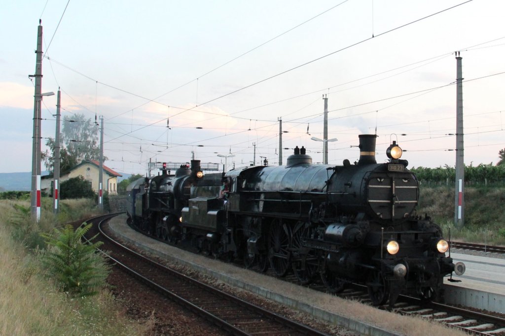 310.23 mit 109.13 vor dem „IGE-Eisenbahn-Romantik -Rundfahrt“ vom 18. bis 25. August 2012 auf der Fahrt als 17201 von Spitz an der Donau nach Eisenbahn Museum Strasshof, aufgrund der groen Versptung (ca 130min) wurde dieser Zug ab Leopldau ber Stadlau nach Wien Sdbahnhof (Ostbahn) kurzgefhr. Hier zum sehn bei der Durchfahrt des Bahnhof Hadersdorf am Kamp; am 22.08.2012