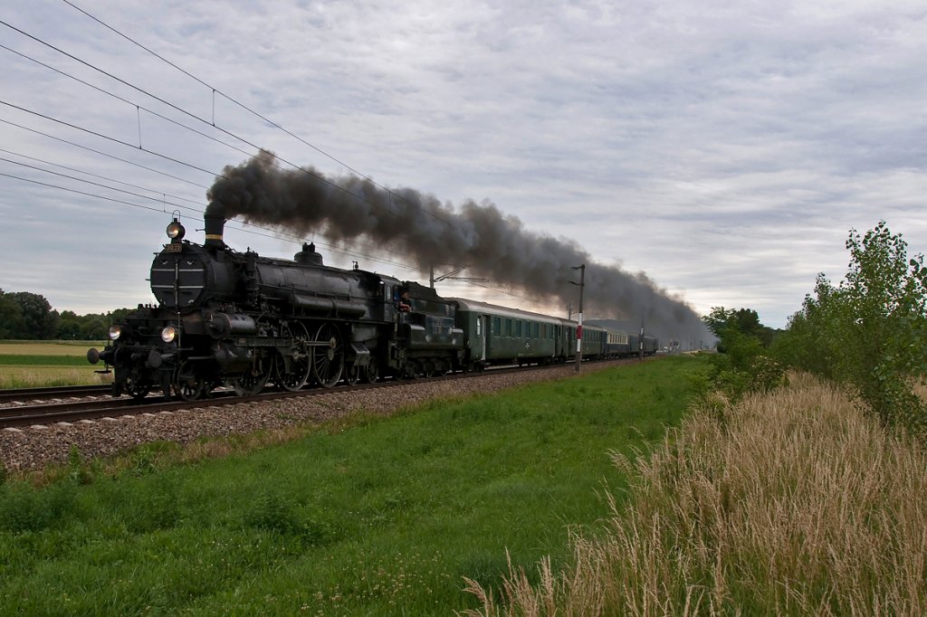 310.23 ist mit dem Sdz R 17346 von Wien Heiligenstadt nach Spitz an der Donau zur Sonnwendfeier unterwegs. Die Aufnahme entstand am 18.06.2011 zwischen Muckendorf - Wipfing und Langenlebarn. 