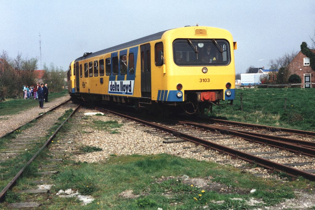 3103 and 3224 whrend einem Sonderfahrt auf die Gterstrecke Leeuwarden-Stiens auf die Stichstrecke in Stiens am 11-4-1992. Bild und scan: Date Jan de Vries.