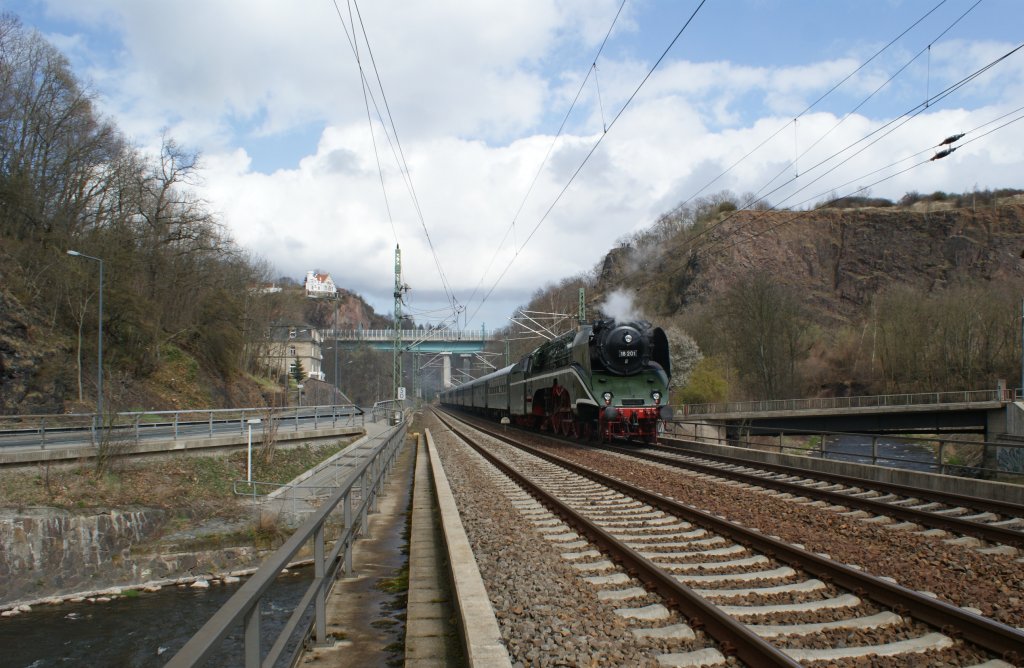 31.03.2012, 18 201 als Schublok im Plauenschen Grund in Dresden, links oben ist die Begerburg im Bild, gezogen wird der Zug von 52 8080