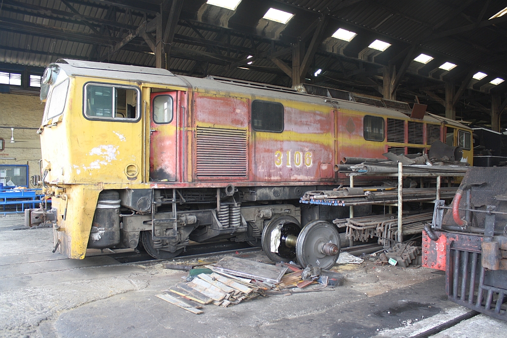 3106 (B'B', dh, Krupp, Bauj.1969, Fab.Nr.4995) wartet am 19.Mai 2012 im Depot Thon Buri auf den nächsten Einsatz.