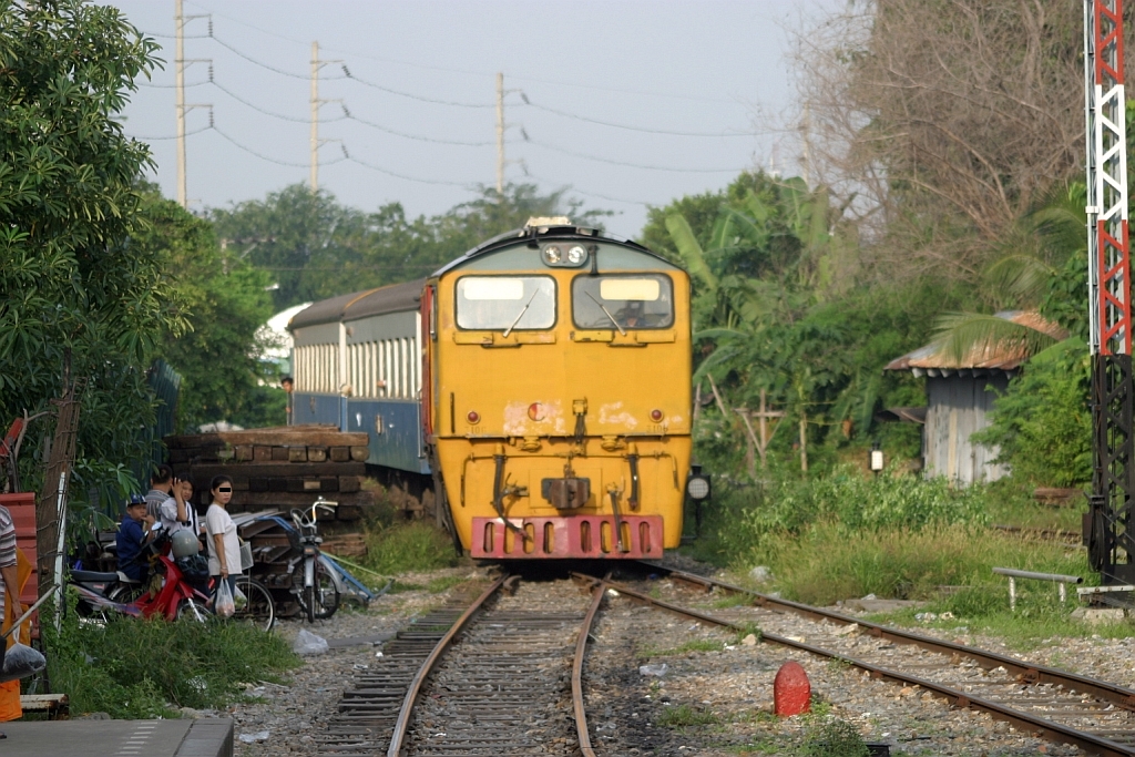 3106 (Krupp, Bj.1969, Fab.Nr. 4995) fhrt am 02.Nov.2005 in den Bf. Thon Buri ein.