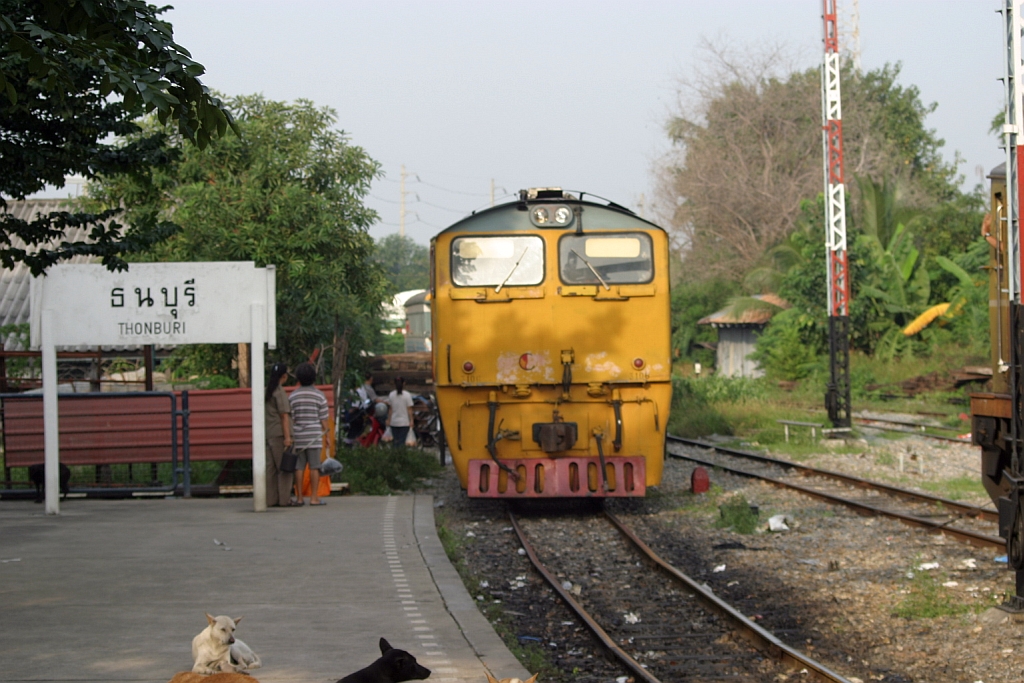 3106 (Krupp, Bj.1969, Fab.Nr. 4995) am 02.Nov.2005 im Bf. Thon Buri.