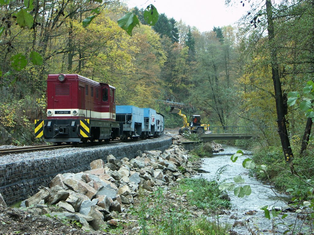 31.10.2008, L45H-358, Spechtritz; Es war damals ein bewegender Augenblick, als die ersten Bauzge nach der Zerstrung der Strecke 2002 im Rabener-/Spechtritzgrund mit dem Schotter fr die Gleise eintrafen.
