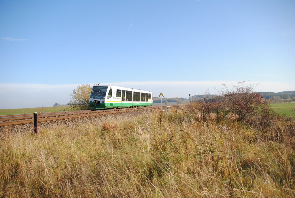 31.10.2010 14:54 VT 35 der Vogtlandbahn aus Hof (Saale) nach Adorf (Vogtland) zwischen den Bahnhfen Grobau und Reuth (bei Plauen).