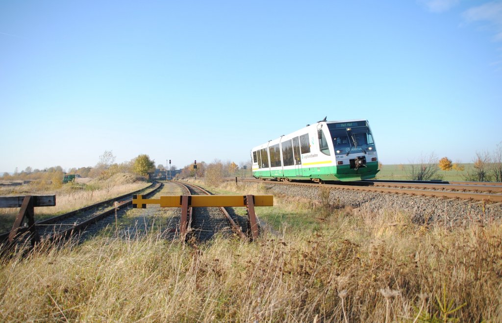 31.10.2010 15:03 VT 40 der Vogtlandbahn aus Adorf (Vogtland) nach Hof (Saale) zwischen den Bahnh�fen Reuth (bei Plauen) und Grobau.