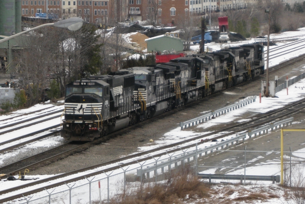 31/1/2011 findet Norfolk Southern #6780(SD60M) #8437(C40-8W) #8935(C40-9W) und 2 andere Dieselloks in Alexandria Virginia.