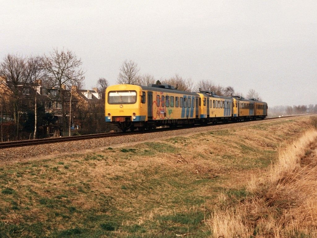 3115, 3118 und 3227 mit Regionalzug 8660 Groningen-Leeuwarden bei Tytsjerk am 28-2-1995. Bild und scan: Date Jan de Vries.