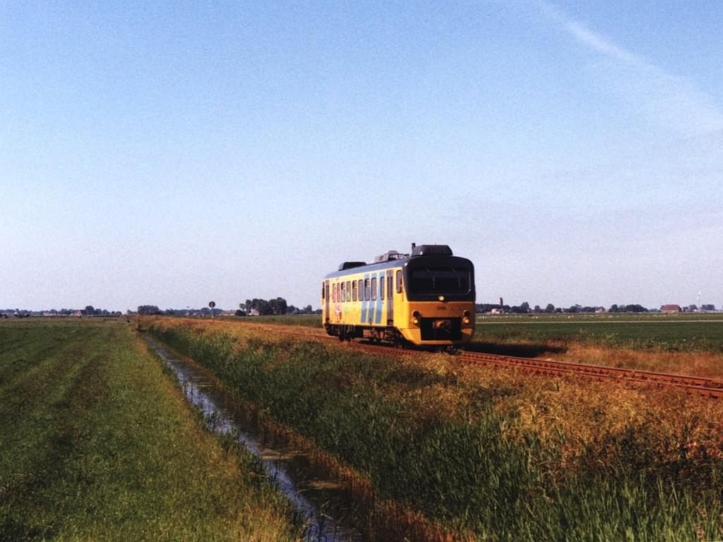 3115 mit Regionalzug 30034 Sneek-Leeuwarden bei Jellum am 19-6-1999. Bild und scan: Date Jan de Vries.