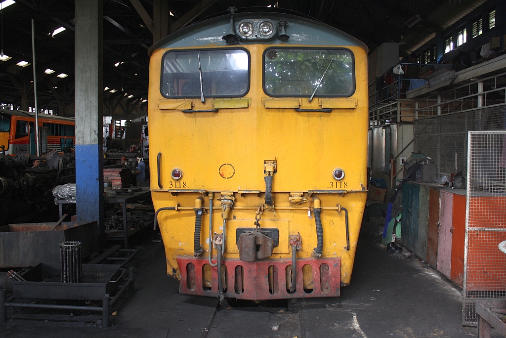 3118 (B'B', dh, Krupp, Bauj.1969, Fab.Nr.5007) wartet am 19.Mai 2012 im Depot Thon Buri auf den nächsten Einsatz.

