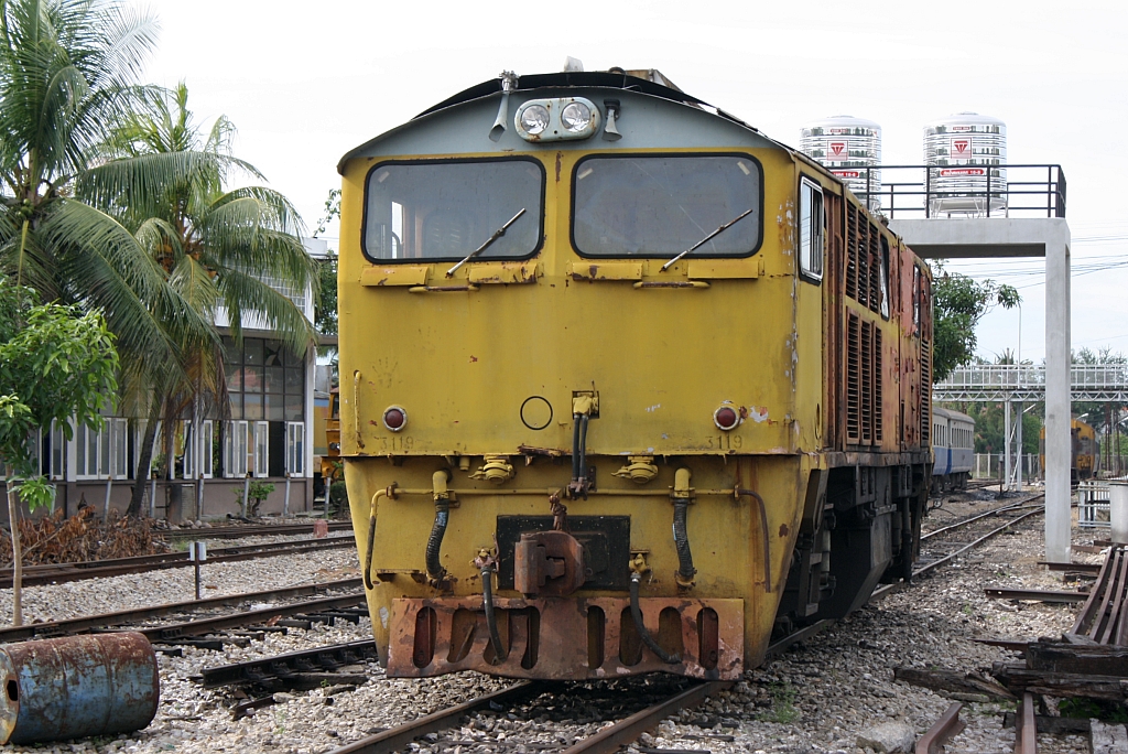 3119 (Krupp, Bj.1969, Fab.Nr. 5008) abgestellt im Depot Hat Yai am 28.Oktober 2010. Zum Aufnahmezeitpunkt waren alle 31xx des Depot Hat Yai wegen Ersatzteilmangels abgestellt bzw. schon ausgemustert.