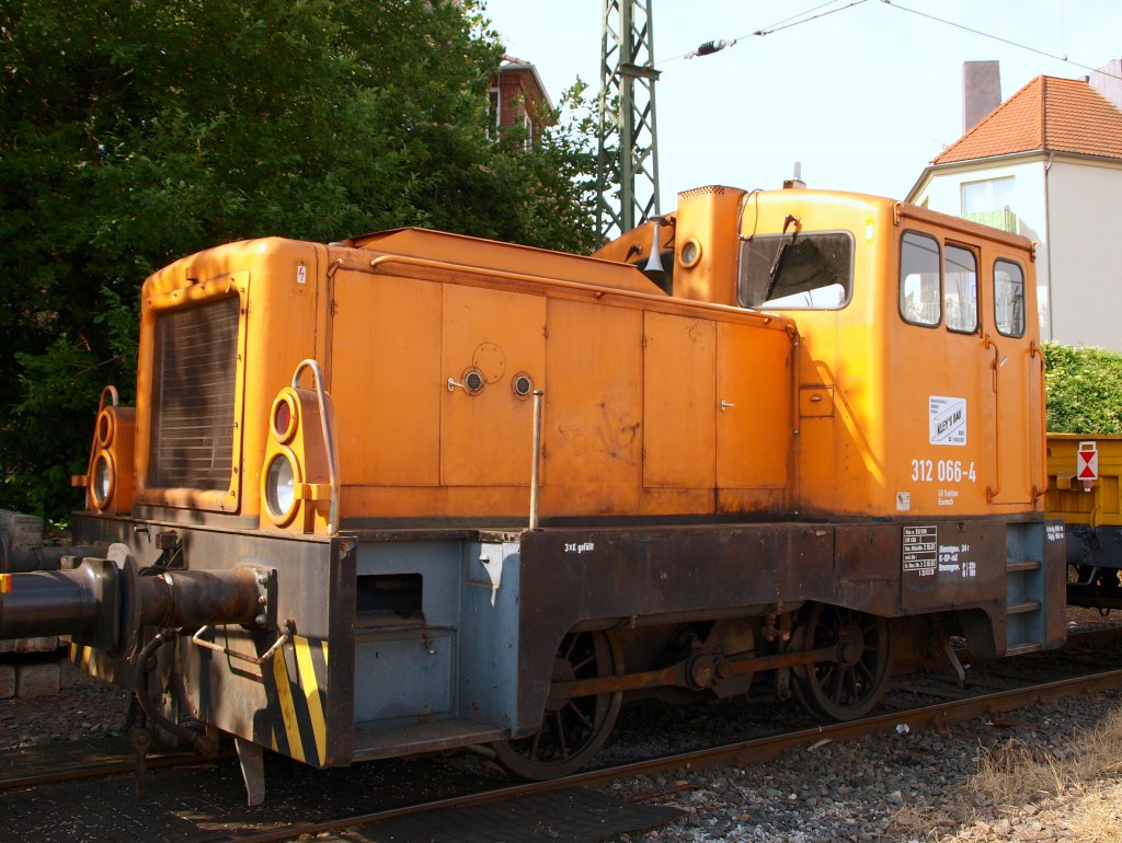 312 066-4 von der  Erfurter Gleisbau GmbH steht am 12.07.2010 in Aachen Hbf in einem Bauzug.