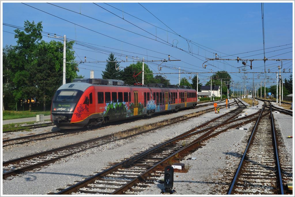 312 126 im Grenzbahnhof Dobova, aufgenommen aus dem letzten Wagen des EN499 von Mnchen nach Zagreb. (28.06.32013)