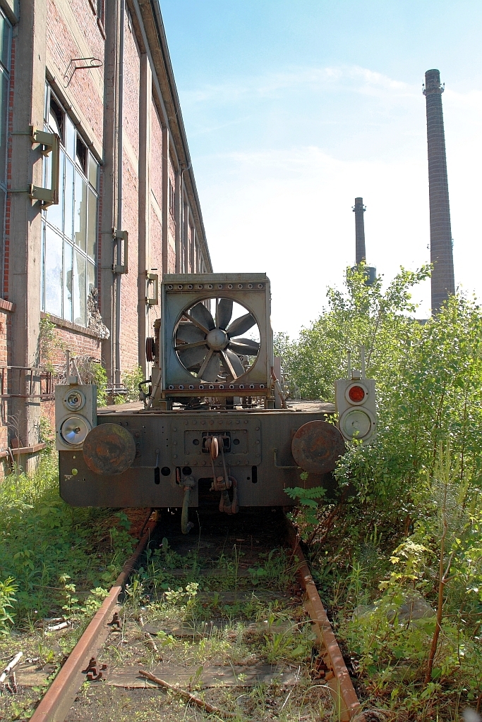 312 221-5 wurde schon vor Jahren bei Steil in Eberswalde verschrottet, dachte ich.
Aber auf einem Abstellgleis im Gewerbegebiet am Walzwerk Finow stehen, etwas eingewachsen, noch die berreste dieser und 4 weiterer V23.
05.06.2010