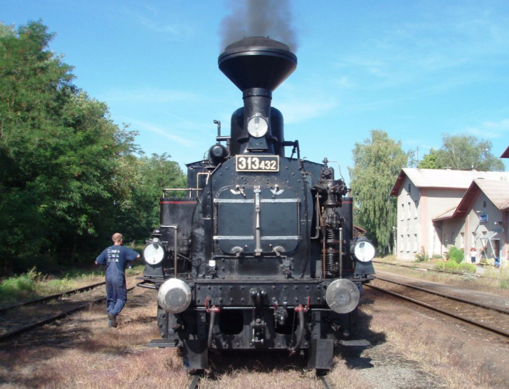 313 432(BR 98)steht am 18.8.2012 in Krup zur Abfahrt nach Koleovice bereit. Sonderzug Koleovka - Lun u Rakovnka nach Koleovice. Jeden Samstag im Sommer.