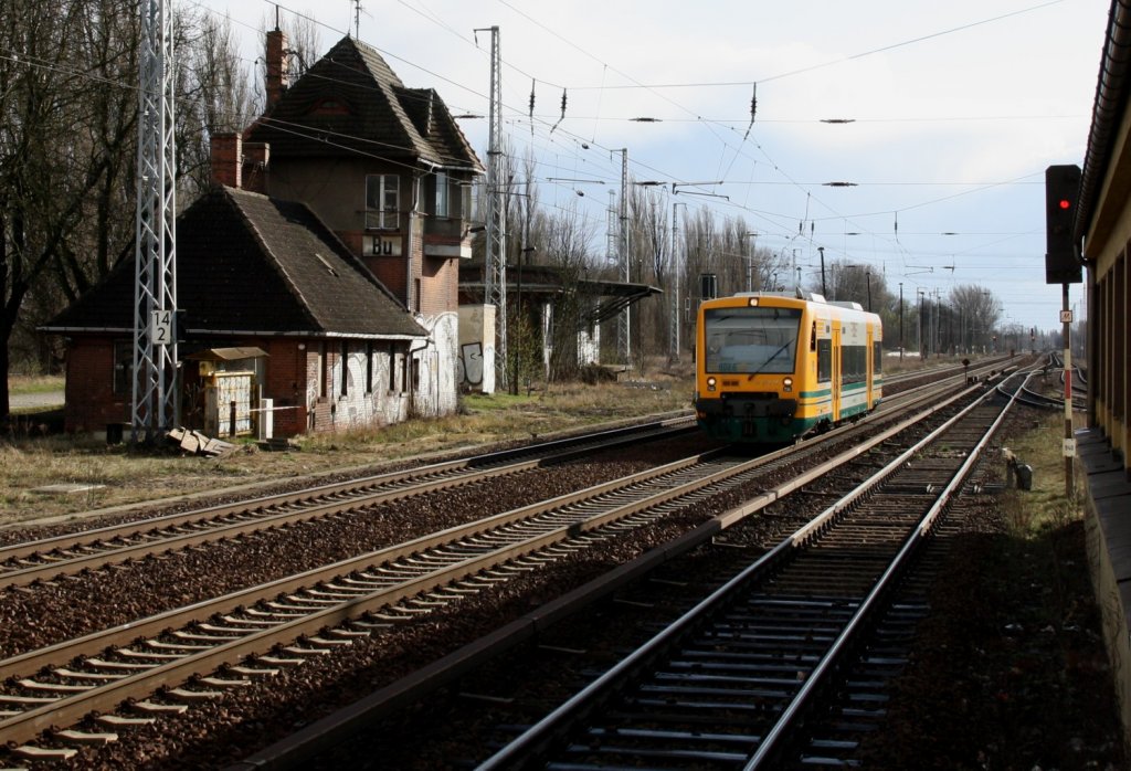 31.3.2012. Berlin-Buch. Immerhin brachte die  Estw-sierung  den signalisierten Linksfahrbetrieb. VT 650.78 der ODEG nach Frankfurt/Oder unterwegs Richtung Bernau. Kurz vorher kam MEG 702 / BR 155 mit Kesselzug in die gleiche Richtung durch. Stellwerk Bu ist nur noch fr die S-Bahn zustndig.