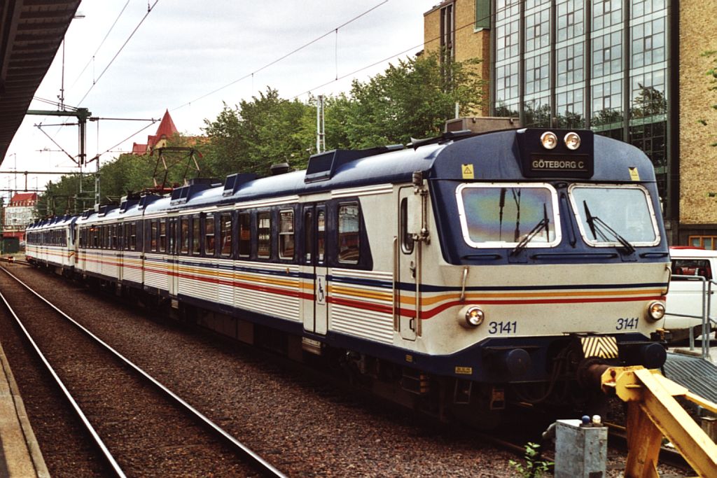 3141 und 3140 auf Bahnhof G�teborg Central am 16-7-2000.  Bild und scan: Date Jan de Vries.
