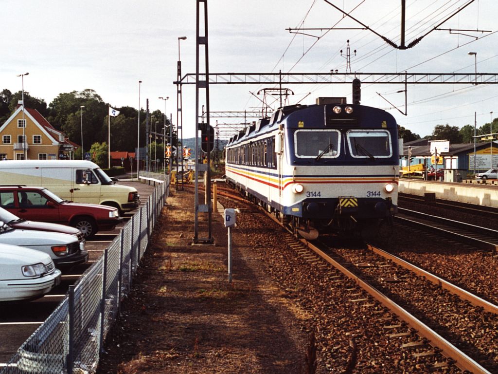 3144 mit Regionalzug 3075 G�teborg-Kungsbacka auf Bahnhof Kungsbacka am 15-7-2000. Bild und scan: Date Jan de Vries.