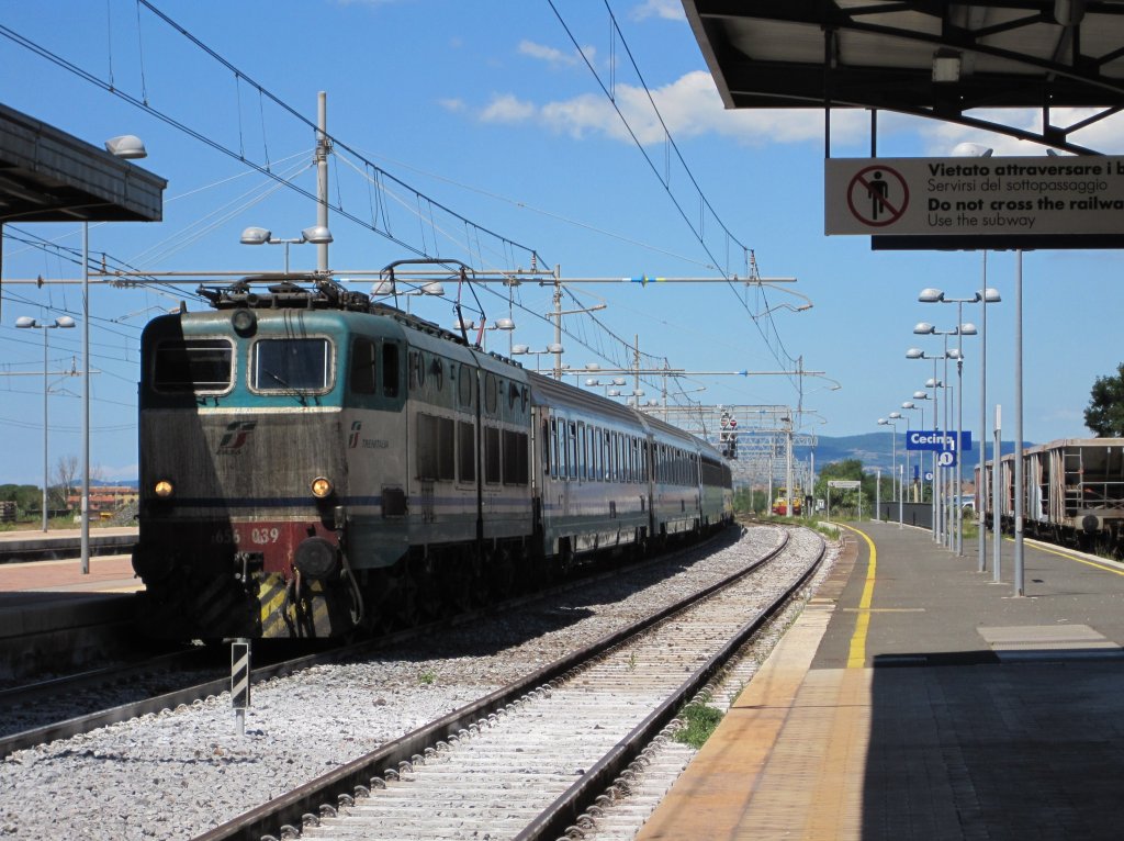 31.7.2010 13:40 FS E.656 039 mit einem InterCity aus Milano Centrale nach Grosseto bei der Einfahrt in den Bahnhof Cecina.