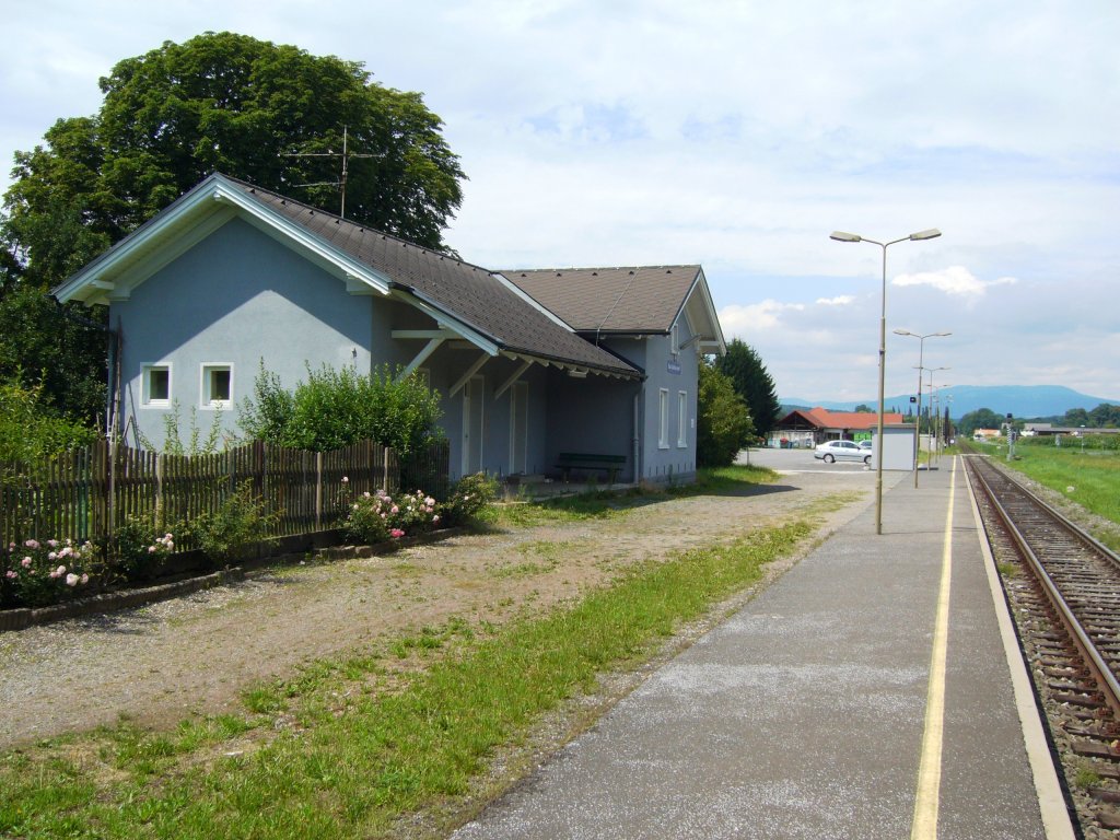 31.7.2010, Der Bahnhof von Bad Waltersdorf mit Blickrichtung Norden am frhen Nachmittag. 