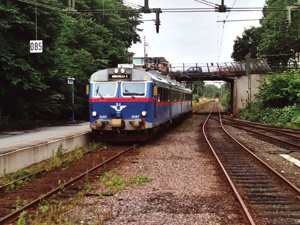 3197 mit Regionalzug 7148 Bors-Uddvalla auf Bahnhof Vnersborg am 13-7-2000. Bild und scan: Date Jan de Vries.