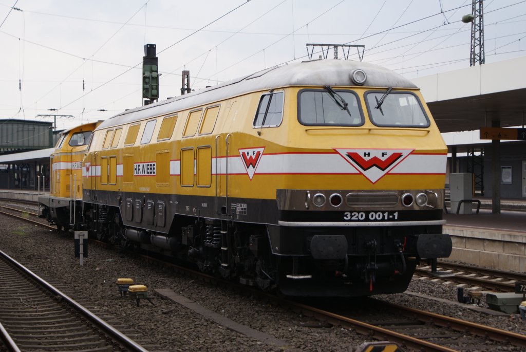 320 001-1 (Wiebe)+ 211 015-3 (Wiebe) abgestellt in Duisburg Hbf am 08.05.2010