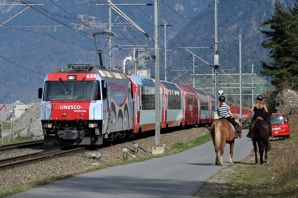 3200 kW begegnen 2 PS bei Domat Ems am 3.4.2011. Die Ge 4/4 III 650 zieht nun den Glacier-Express. 80 Minuten vorher war es noch ein Regionalexpress nach Chur. Siehe Bilder ID 496192 und ID 496193.