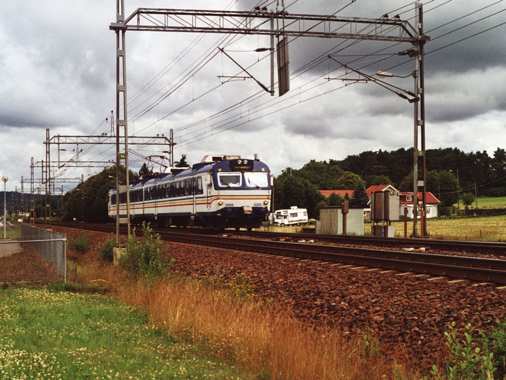 3205 mit Regionalzug 3037 Gteborg-Kungsbacka auf Bahnhof Kungsbacka am 15-7-2000. Bild und scan: Date Jan de Vries.

