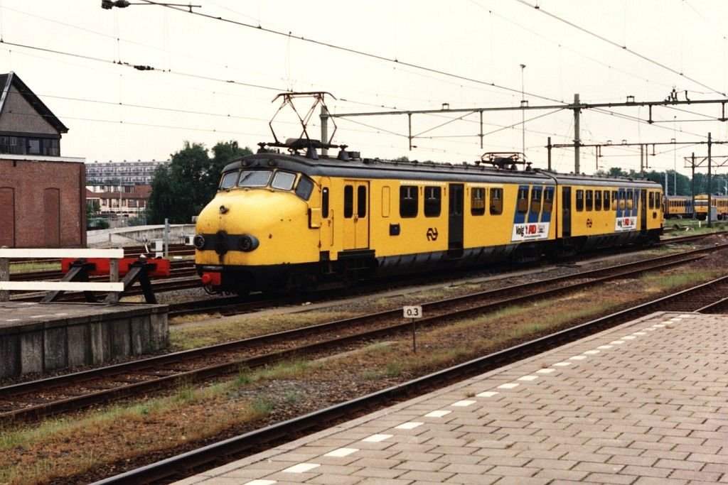 321 auf Bahnhof Leeuwarden am 21-5-1993. Bild und scan: Date Jan de Vries.