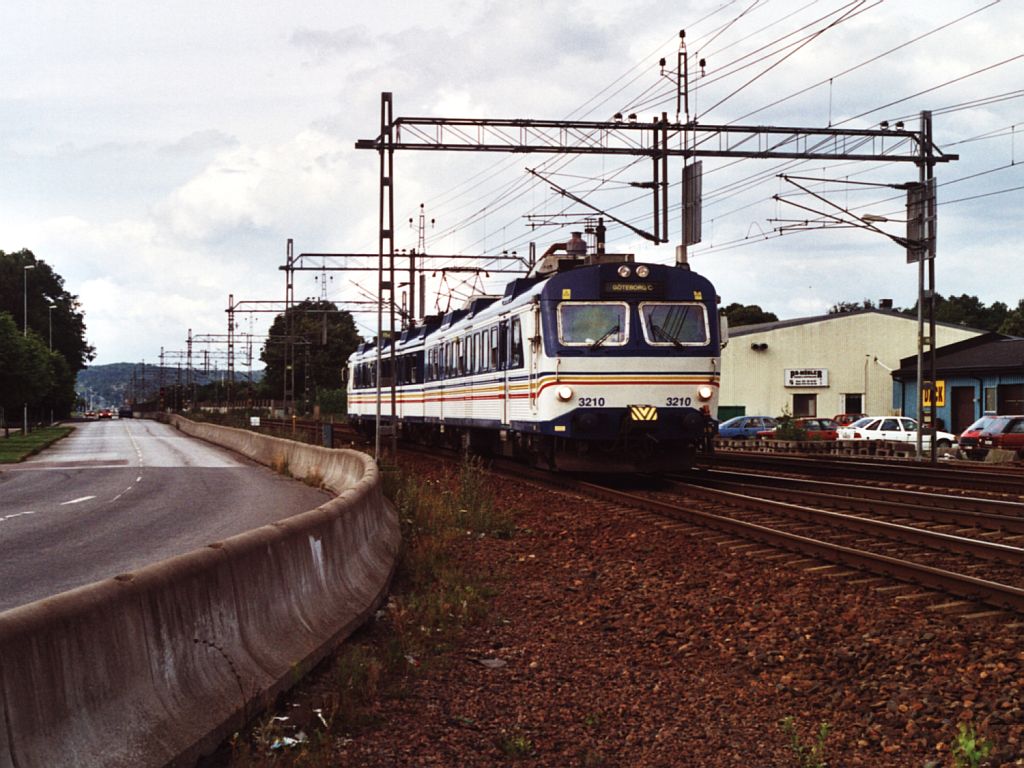 3210 mit Regionalzug 3067 Gteborg-Kungsbacka auf Bahnhof Kungsbacka am 15-7-2000. Bild und scan: Date Jan de Vries.