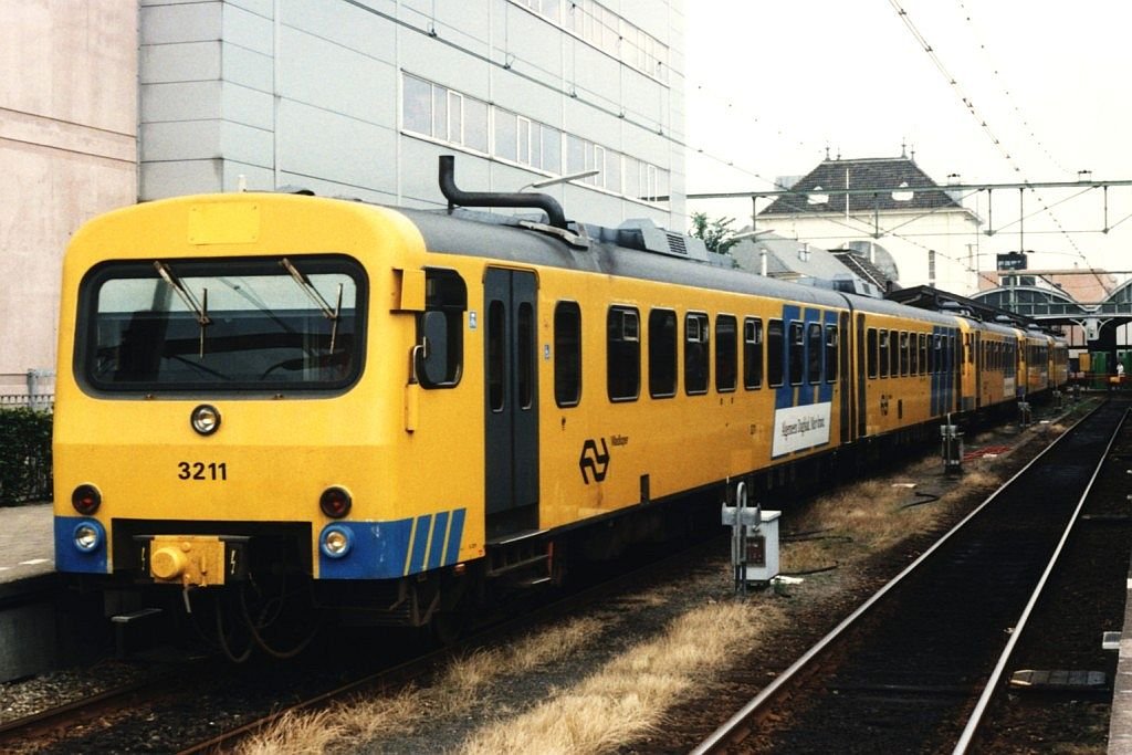 3211, 3113, 3108 und 3105 mit Regionalzug 8945 Leeuwarden-Stavoren auf Bahnhof Leeuwarden am 20-7-1996. Bild und scan: Date Jan de Vries.