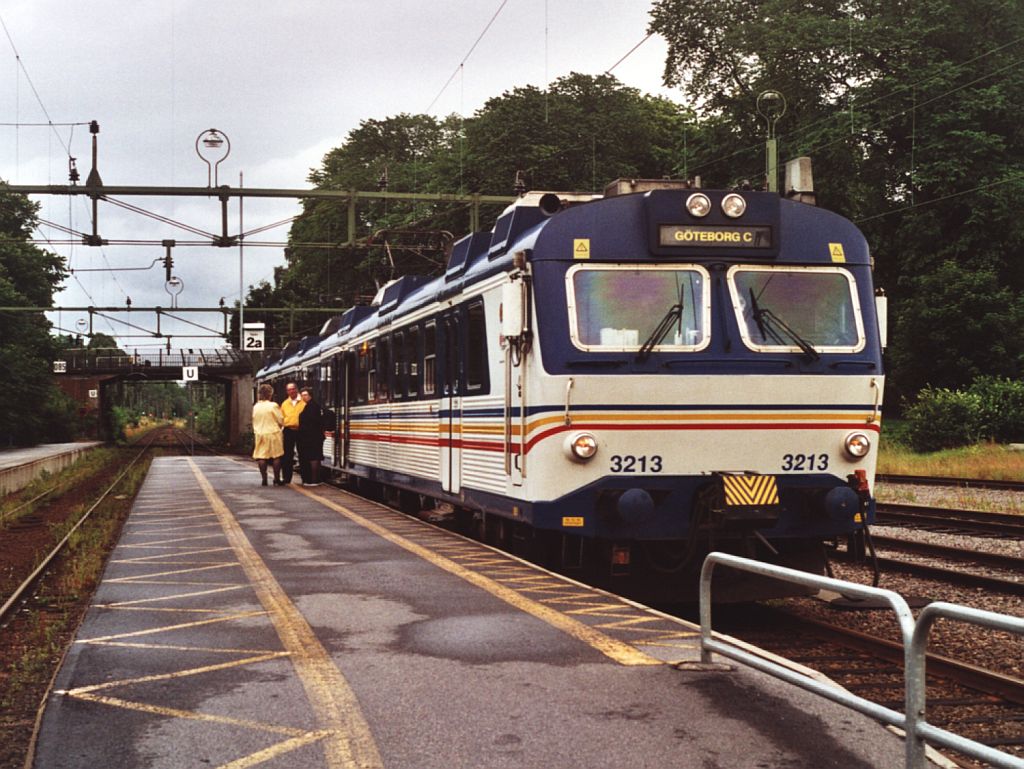 3213 mit Regionalzug 3245 V�nersborg-G�teborg auf Bahnhof V�nersborg am 13-7-2000. Bild und scan: Date Jan de Vries.