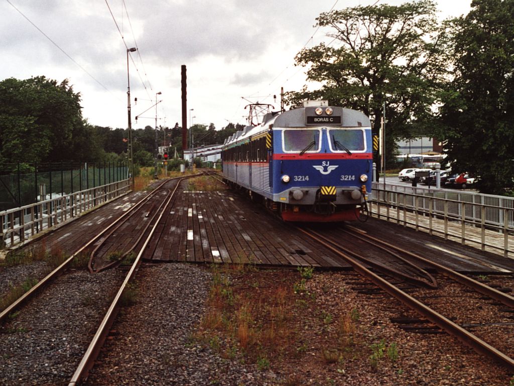 3214 mit Regionalzug 7139 Uddvalla-Bors auf Bahnhof Vnersborg am 13-7-2000. Bild und scan: Date Jan de Vries.