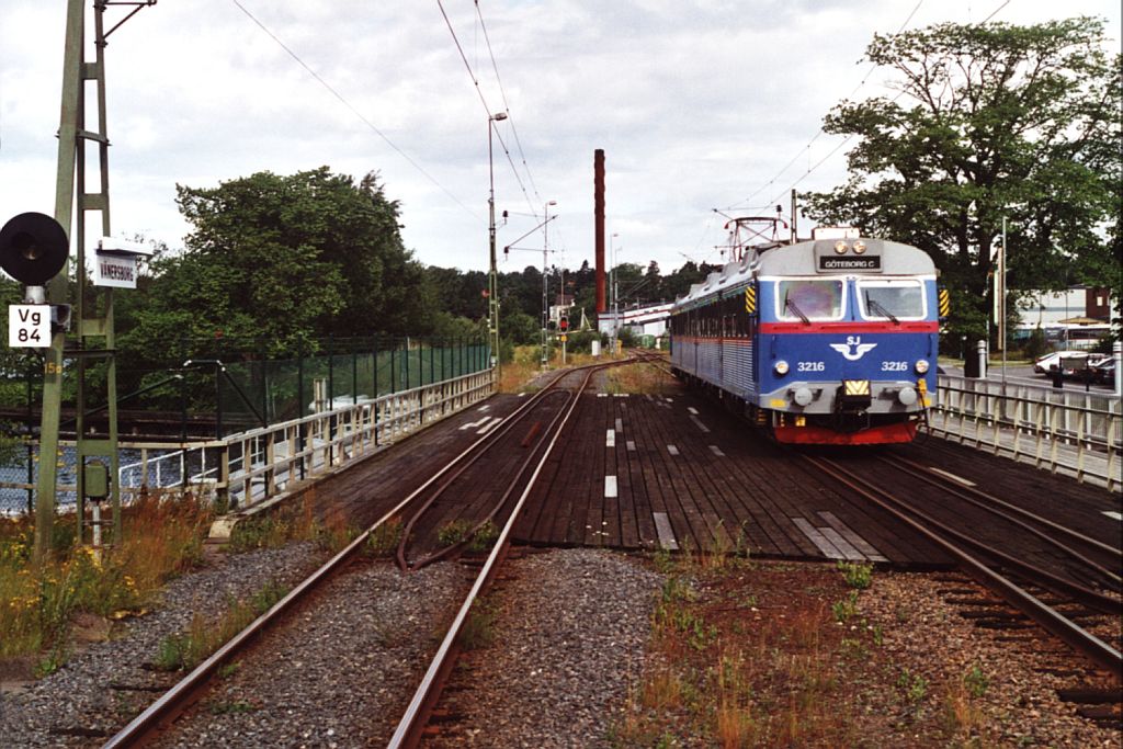 3216 mit Regionalzug 3264 Gteborg-Vnersborg auf Bahnhof Vnersborg am 14-7-2000. Bild und scan: Date Jan de Vries.