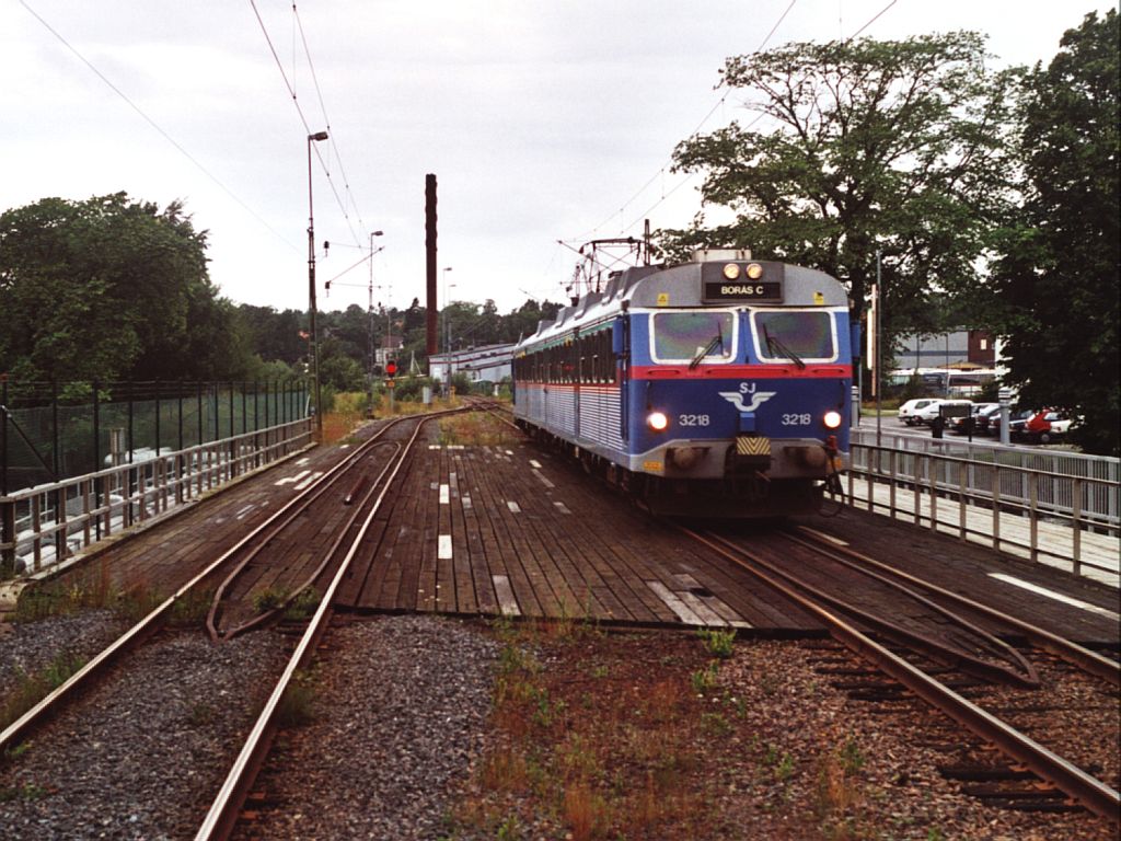 3218 mit Regionalzug 7143 Uddvalla-Bors auf Bahnhof Vnersborg am 13-7-2000.  Bild und scan: Date Jan de Vries.