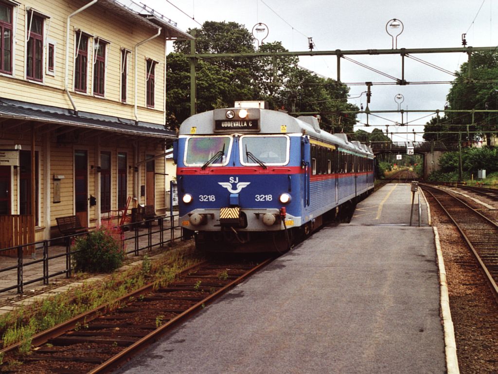 3218 mit Regionalzug 7146 Bors-Uddvalla auf Bahnhof Vnersborg am 13-7-2000. Bild und scan: Date Jan de Vries.