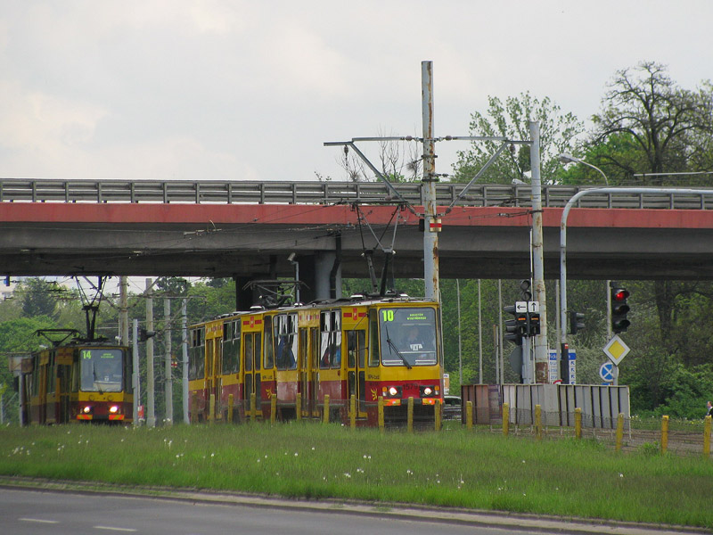 Ł�dź, al. Bandurskiego, 8.05.2010, Garnitur 805Na-1579+1583 als ein Zug der Linie 10