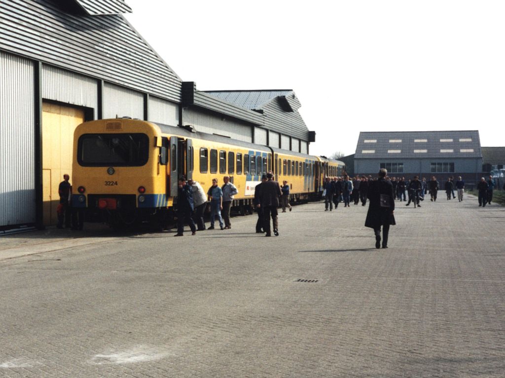 3224 and 3103 whrend einem Sonderfahrt auf die Gterstrecke Leeuwarden-Stiens auf die Stichstrecke in Stiens am 11-4-1992. Bild und scan: Date Jan de Vries.