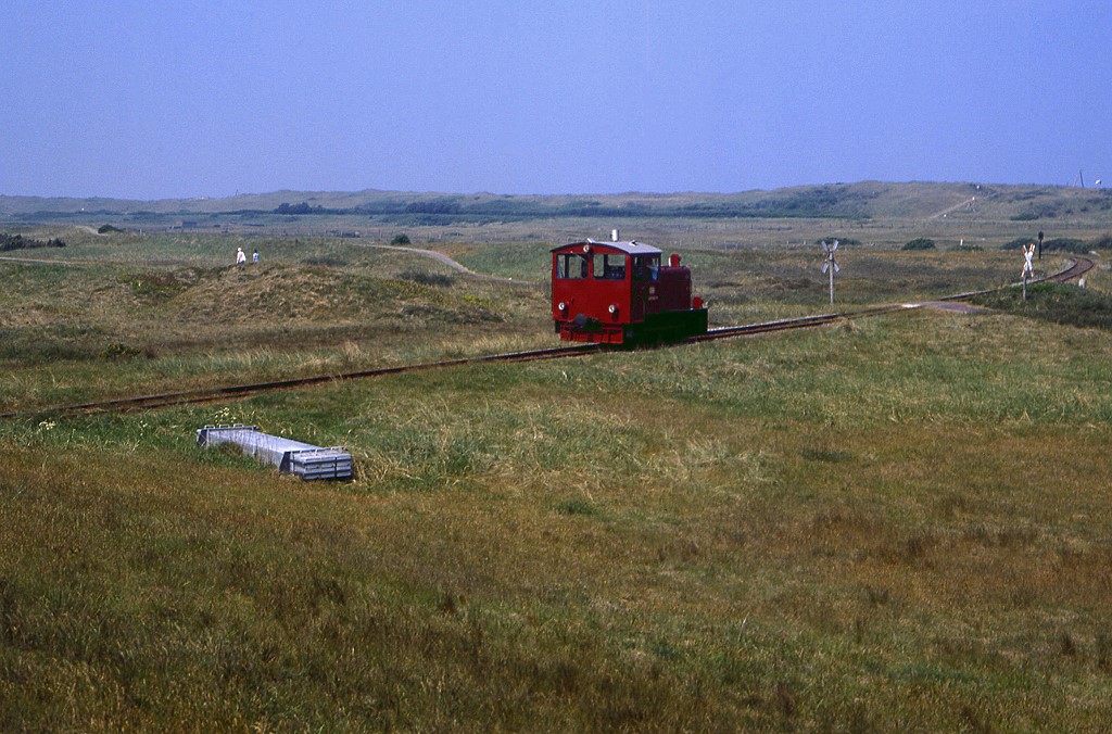 329 502 unternimmt einen Abstecher auf die Weststrecke zum Leuchtturm, Aufnahme kurz hinter dem Abzweig, 20.05.1989.