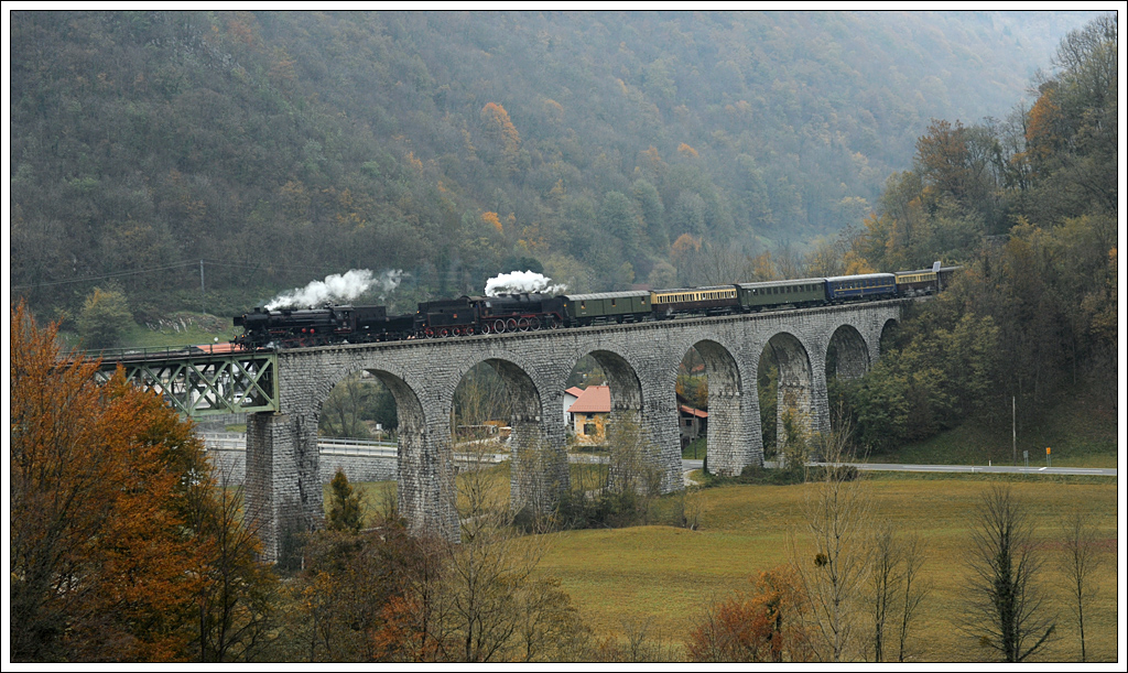 33-037 als Vorspann vor 06-018 am 10.11.2012 mit ihrem Sonderzug 13403 von Jesenice nach Nova Gorica, aufgenommen kurz vor dem Bahnhof Most na Soči auf der Wocheinerbahn. 
