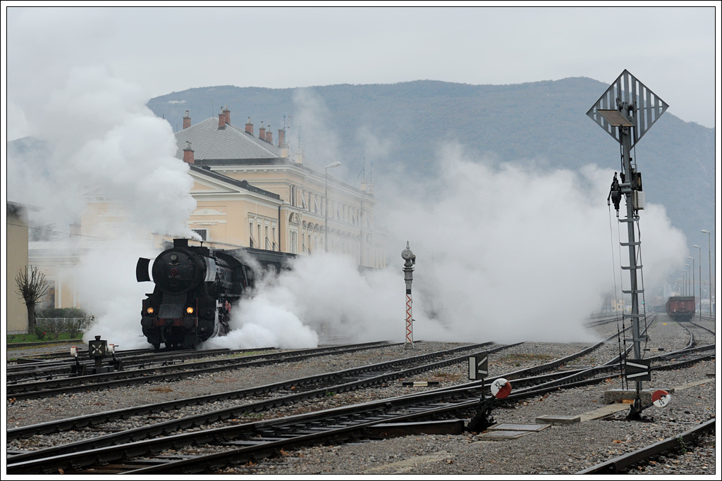 33-037 beim Strzen in Nova Gorica am 10.11.2012. Durch den Dampf hat fast den Anschein, als wrde die 33ger mit einem Zug aus dem Bahnhof ausfahren.
