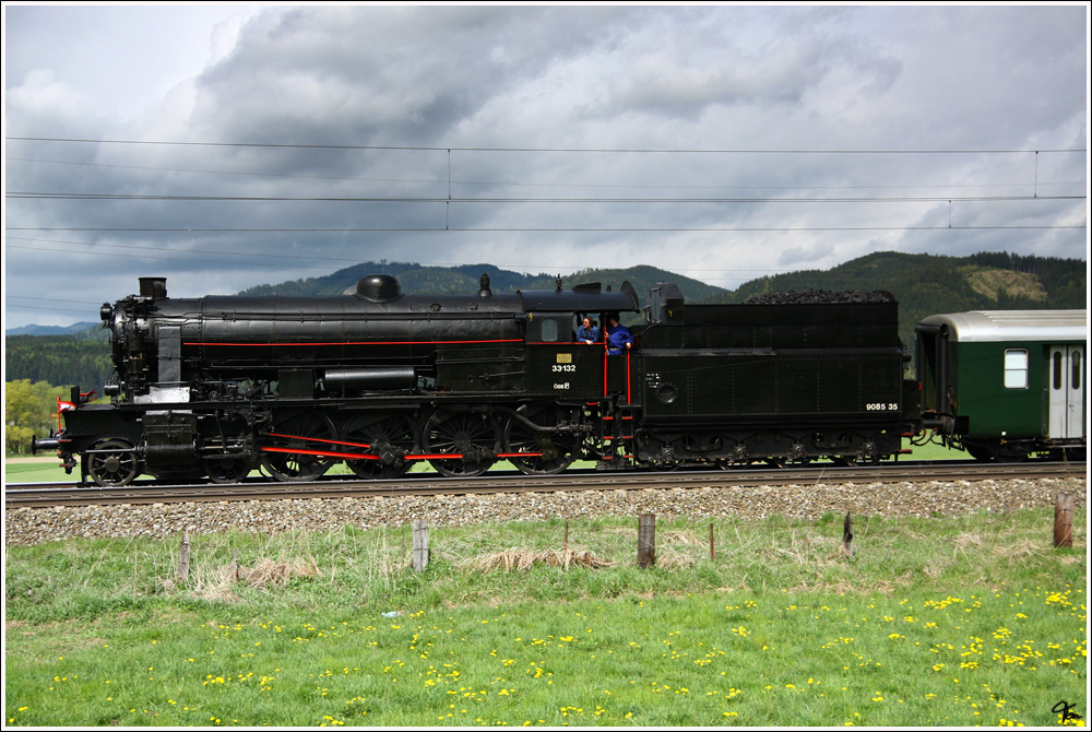 33 132 der Fa.Brenner & Brenner fhrt mit Sdz 16279 von Wien Sd nach Knittelfeld. 
St.Margarethen 1.5.2008