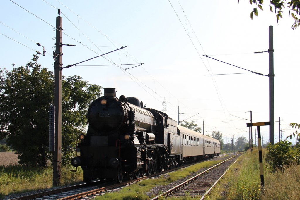 33 132 vor dem „IGE-Eisenbahn-Romantik -Rundfahrt“ vom 18. bis 25. August 2012 auf der Fahrt als 17198 von Graz K�flacher Bahnhof nach Wien S�dbahnhof (Ostbahn) �ber F�rstenfeld, Hartberg, Friedberg, Aspang, Edlitz-Grimmenstein, Wiener Neustadt, Ebenfurth und Gramatneusiedl, hier zum sehn bei der Einfahrt in den Bahnhof Ebenfurth; am 21.08.2012