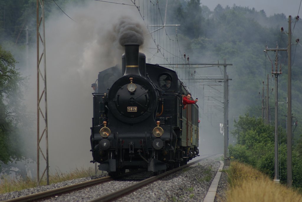 33005 zwischen Wettingen und Othmarsingen bei Fislisbach am durchdampfen.